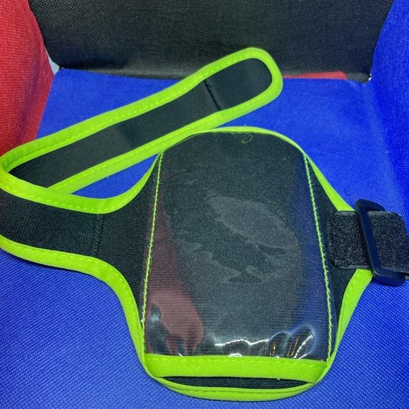 Arm band cell phone accessory for hands free exercise‎ routine. - Picture 4 of 5